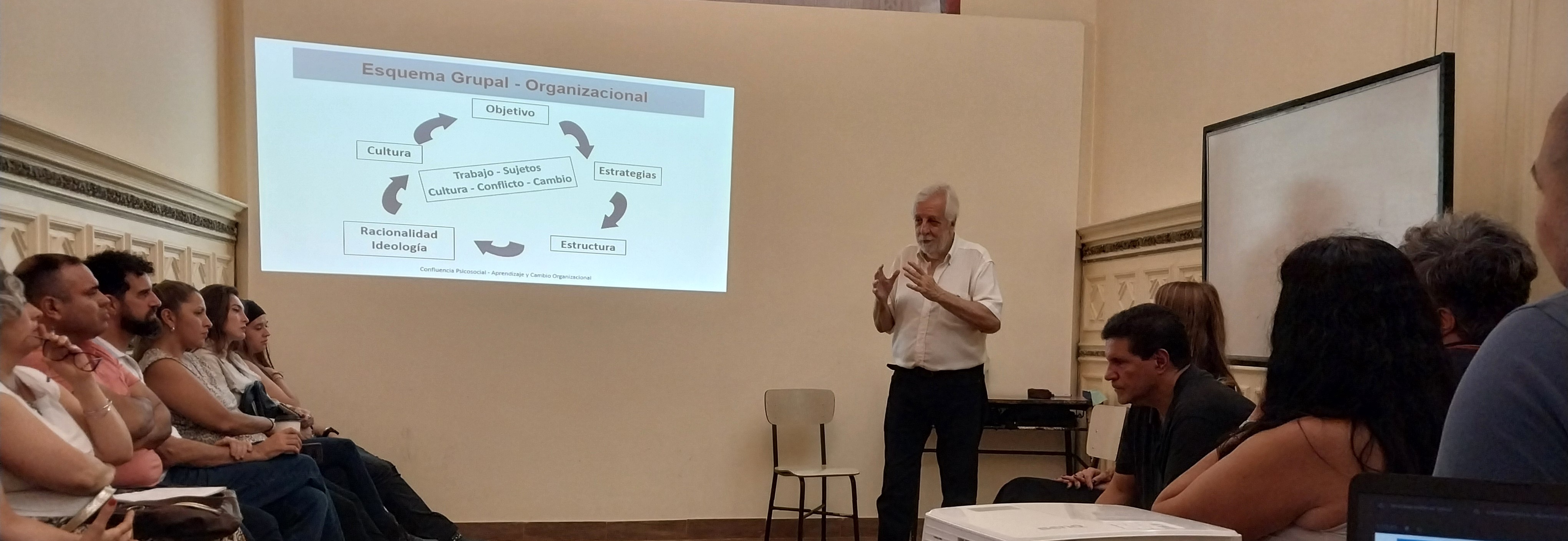 Carlos explicando un esquema grupal organizacional durante el seminario